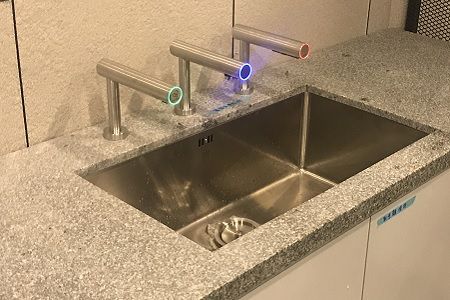 Station de lavage des mains EcoTap et cabinet de miroir chez Boss Group